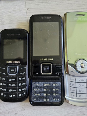 Samsung mobile phone lot for parts without batteries