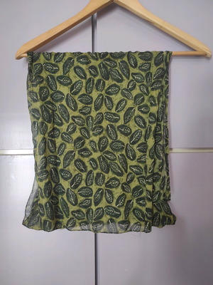 Scarf green with leaf pattern used