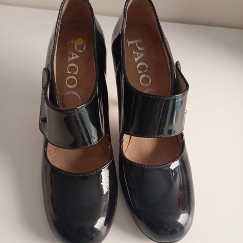 Paco Gil women's pumps size 35.5 like new black and gold