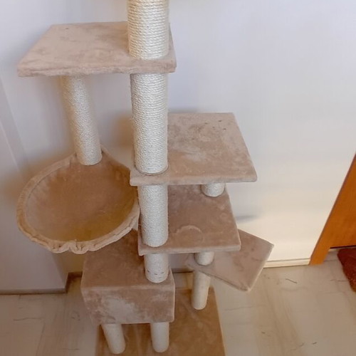 Cat scratching tree like new, 7 levels