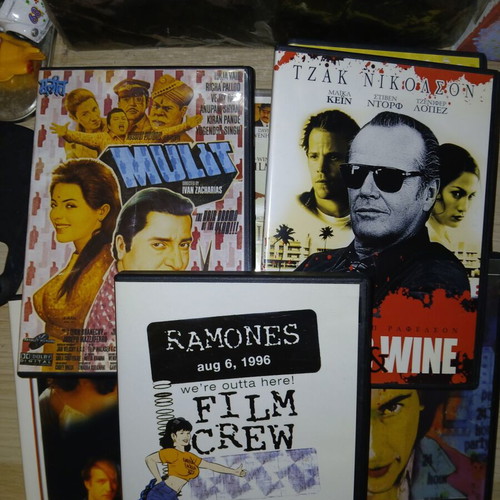 Monty Python and Ramones 7-DVD pack, Nikoladis