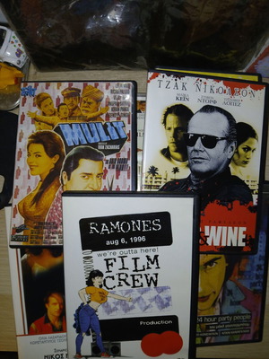 Monty Python and Ramones 7-DVD pack, Nikoladis