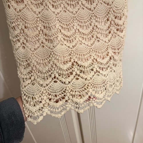 Sleeveless lace dress like new, cream, size s-m