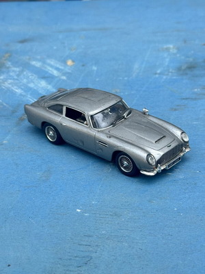 Aston Martin DB5 1:43 μεταλλική μινιατούρα μεταχειρισμένη, ασημί, για ανταλλακτικά ή αποκατάσταση