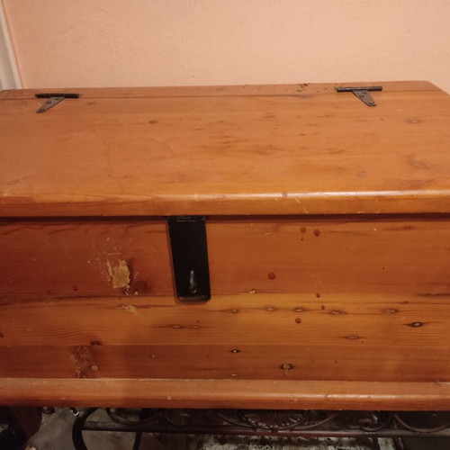 Vintage wooden chest like new, large solid wood storage trunk