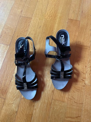 Black women's sandals used, size 38