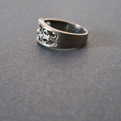 Metal ring like new with intricate decorative pattern