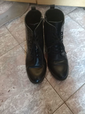 Leather women's ankle boots used, black with zipper and heel