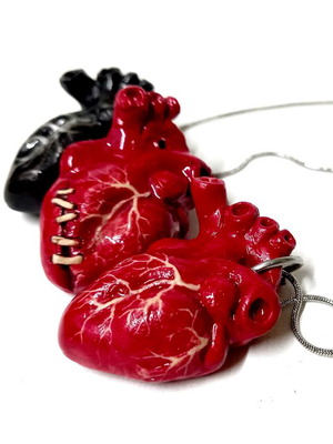 Χειροποίητη κεραμική ανατομική καρδιά κόκκινη και μαύρη καινούργια