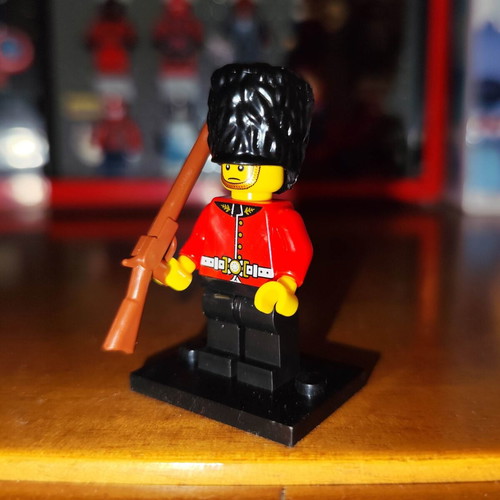 English Royal Guard minifigure like new with base and musket