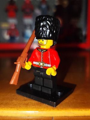 English Royal Guard minifigure like new with base and musket