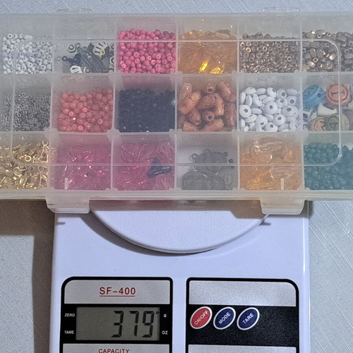 Beads and metal elements set like new, 379g