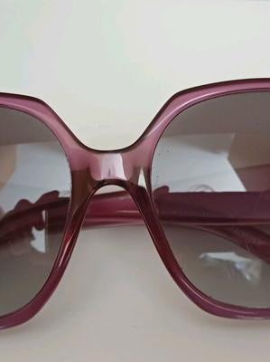 Burberry purple sunglasses like new in excellent condition
