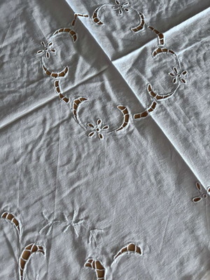 Table runner with cutwork design and matching napkins like new