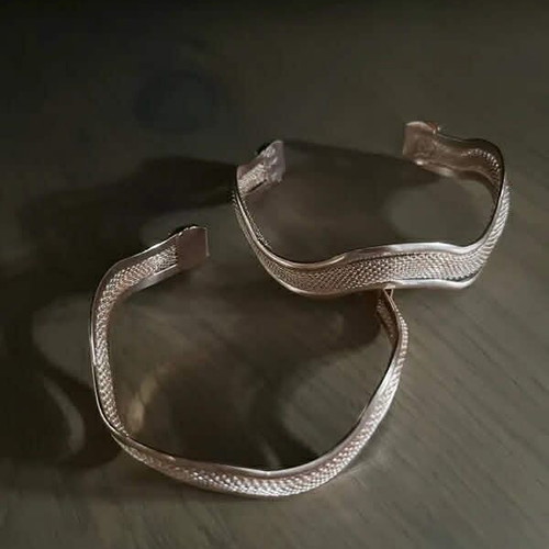 Bracelet new with wavy design in rose gold tone
