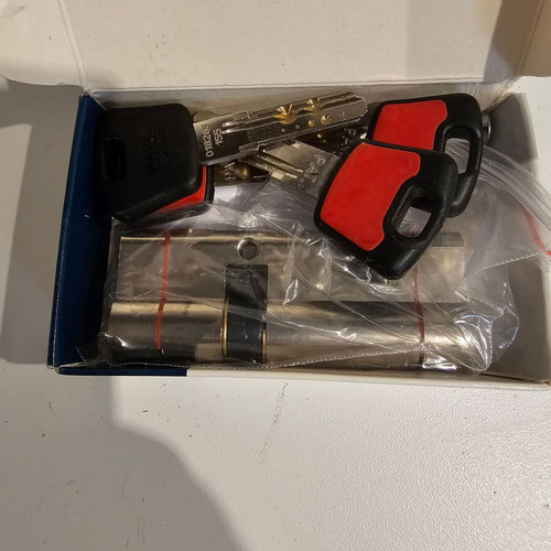Mauer Elite 2 Security Lock like new with four keys and two cards