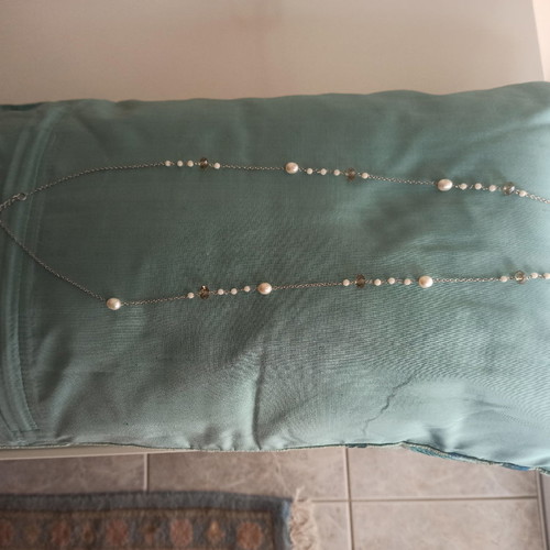 Necklace with pearls like new, white and silver