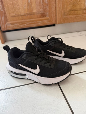Nike Airmax Intrk Lite παιδικά νούμερο 34 σαν καινούργια μαύρα και άσπρα αθλητικά