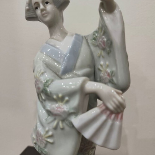 Vintage Porcelain Geisha Figurine with Fan 25 cm like new