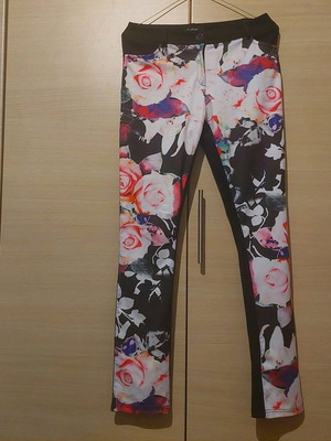 Garantie Medium pants floral front and black back like new