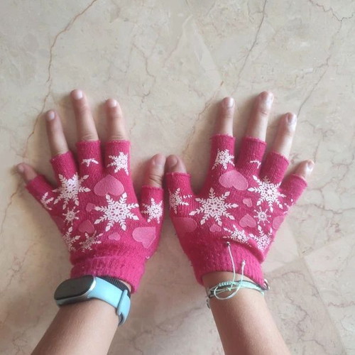 Fingerless gloves like new with snowflake and heart pattern
