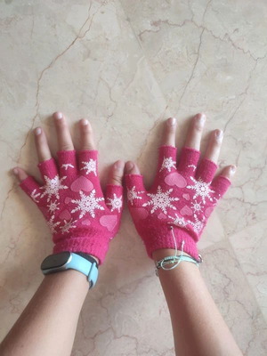 Fingerless gloves like new with snowflake and heart pattern