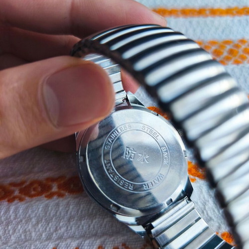 Q&Q Quartz watch with elastic closed bracelet silver like new