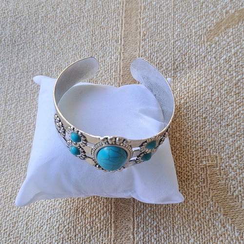 Bracelet cuff like new with turquoise and haolite stones