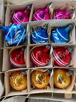 Vintage Christmas ornaments like new, glass baubles