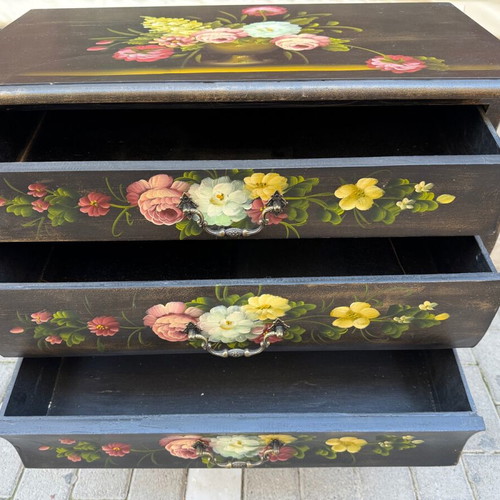 Painted chest of drawers like new