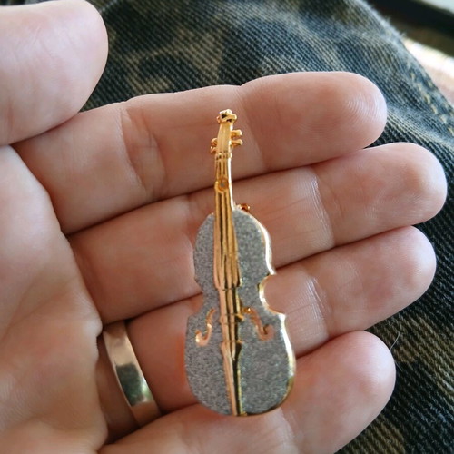 Violin brooch like new in gold color