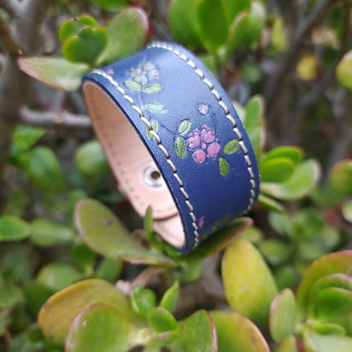 Leather bracelet with painted flowers