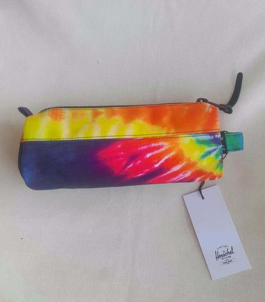 Επώνυμο Herschel  Νεσεσέρ  σε υπέροχα fluo καλοκαιρινά χρώματα