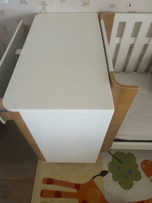 Venus Casa Baby κούνια και συρταριέρα μεταχειρισμένα με στρώμα