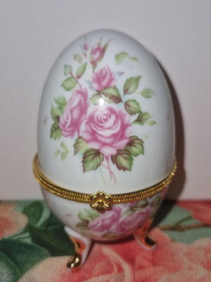 Limoge porcelain decorative egg like new