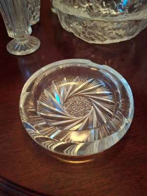 Vintage crystal ashtray with pinwheel engraving like new