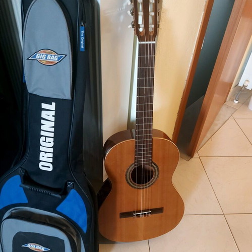 Cuenca guitar like new with case