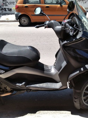 Piaggio MP3 400 μεταχειρισμένο με μπαγκαζιέρα, συναγερμό και καινούργια λάστιχα