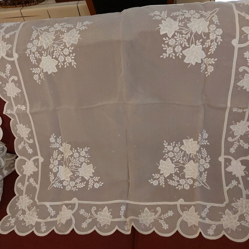 Table linens like new, large and small, set of 2 pieces