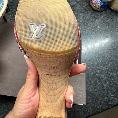 Louis Vuitton clogs like new, size 38.5, large fit