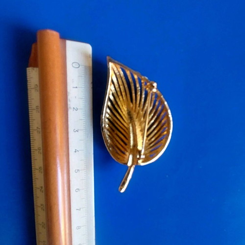 Vintage Faux bijoux brooch like new, gold tone