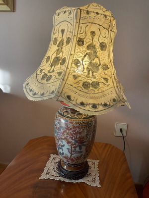 Chinese porcelain table lamp like new with wooden base