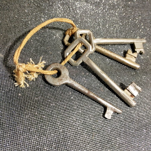 Old key used, set of 4 pieces