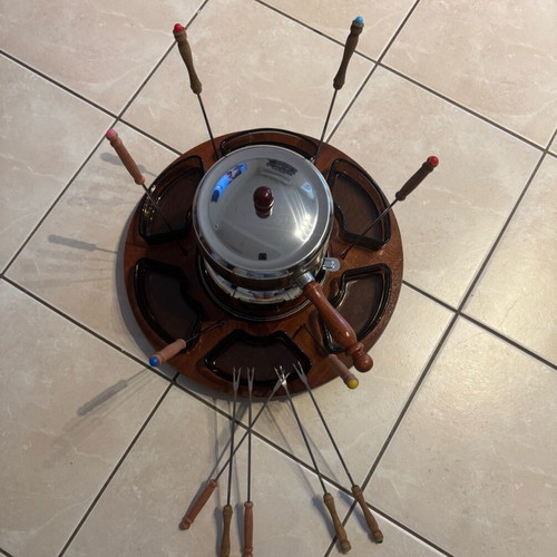Fondue set like new with wooden base and 11 forks