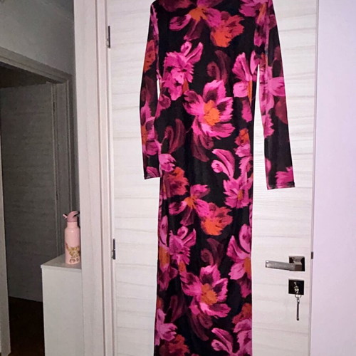 Shein maternity dresses like new, pack of 3 with free maternity pants