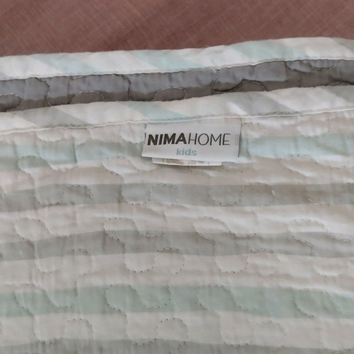 Nima Home bedding set with fitted sheet, pillowcase and like new quilt for single bed