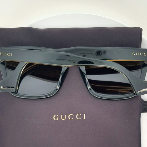Gucci GG0735S/001 sunglasses like new, black and gold