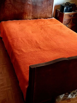 Κρεβάτι πολύ παλιό ανακατασκευασμένο από ξύλο καρυδιάς