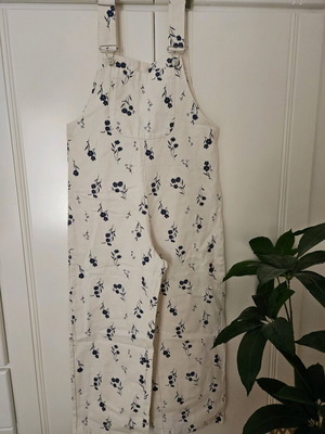 Ολόσωμη φόρμα Zara με floral σχέδιο, μέγεθος XS