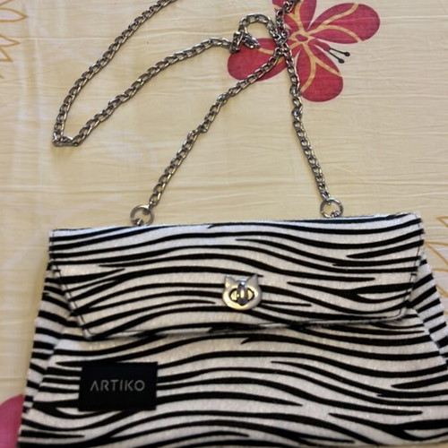 Women's shoulder bag, black and white